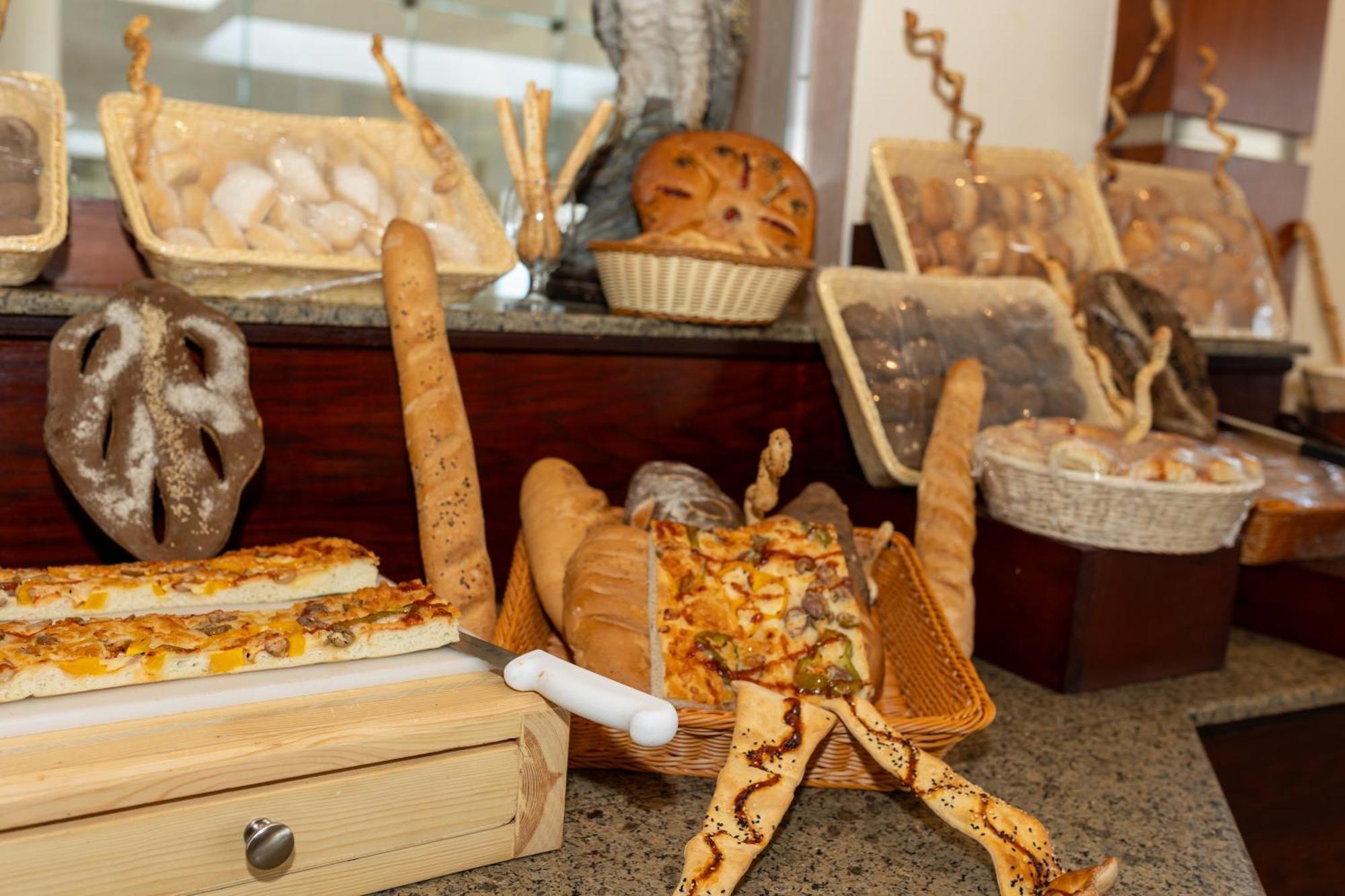 Grand Waterworld Makadi Family Star - Couples And Families Only Hotel Hurghada Exterior photo Bread at a buffet